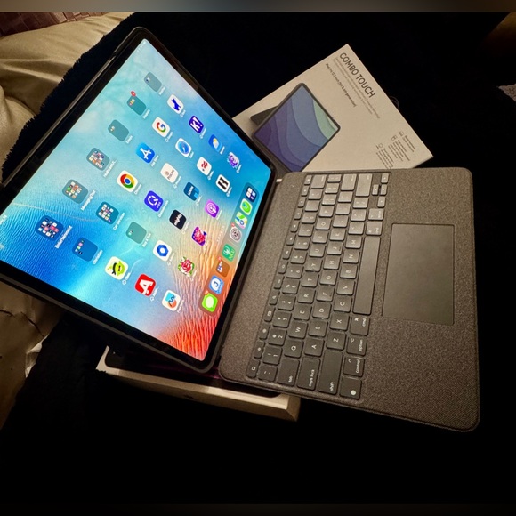 Like New 128 GB Apple iPad Pro 12.9” with Keyboard case - Picture 3 of 12